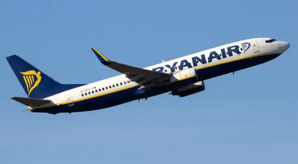Samolot Ryanair wznoszący się na tle błękitnego nieba.