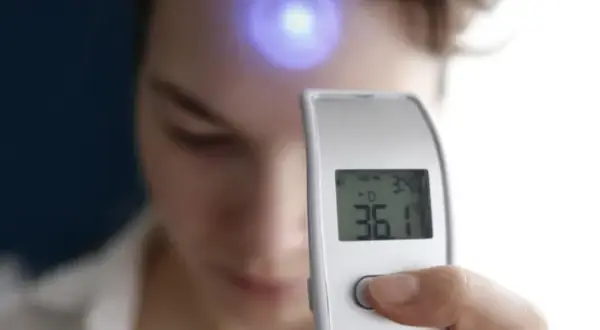 Mierzenie temperatury na lotnisku - jak technologia chroni zdrowie pasażerów