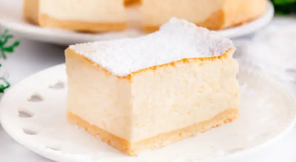 Sernik z serka mascarpone, lekki i puszysty, posypany cukrem pudrem. Prawdziwe niebo w gębie!