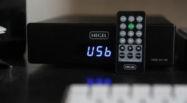 Pilot do odtwarzacza Hegel HD20 z widocznym napisem USB na wyświetlaczu urządzenia.
