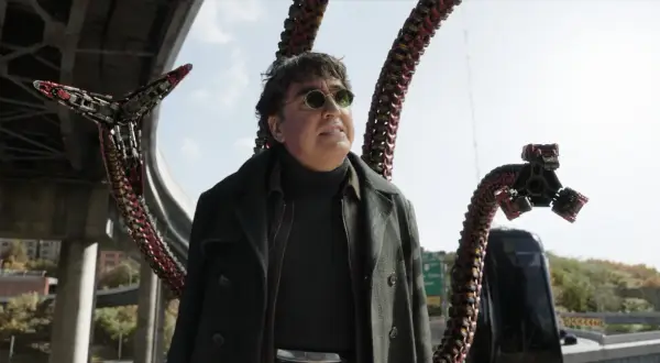 Alfred Molina jako Doktor Octopus w filmie "Spider-Man: Bez drogi do domu" z mechanicznymi mackami.