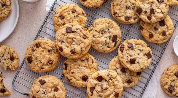 Frisch gebackene Chocolate Chip Cookies, perfekt zum selber machen. Mit Meersalzflocken bestreut, verlocken sie zum sofortigen Genuss.