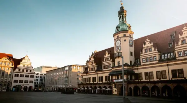 Altes Rathaus Leipzig mit Turmuhr und Arkaden. Tolle Leipzig Tipps für deinen Städtetrip.