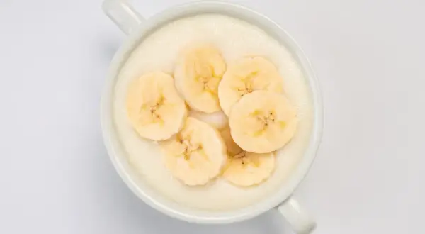 Kremowa owsianka z plasterkami banana. Idealne śniadanie, które doda energii na cały dzień. Maseczka z banana na talerzu.