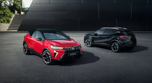 Dwa modele Mitsubishi ASX: jeden czerwony z przodu, drugi czarny z tyłu, prezentują nowoczesny design.