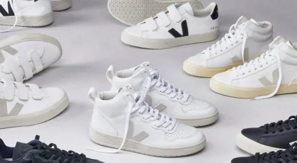 Kolekcja białych i granatowych butów Veja, w tym modele na rzepy i wysokie. Veja to marka znana z ekologicznych sneakersów.