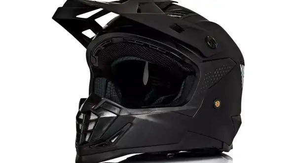 Czarny kask motocyklowy typu cross z daszkiem i siatkowymi wstawkami.