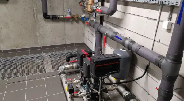 Pompa obiegowa Grundfos i zbiornik przeponowy to przykłady urządzeń sanitarnych w kotłowni.