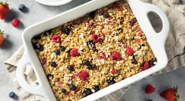 Herzhaftes Beeren-Haferflocken-Gericht im Ofen, perfekt für gesunde Haferflocken Rezepte zum Abnehmen.