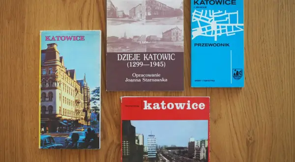 Książki o historii i przewodniki po Katowicach. Jedna z nich to "Dzieje Katowic (1299-1945)", inna to "Katowice i okolice", a kolejna to przewodnik po mieście.