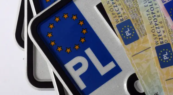 Zbliżenie na polskie tablice rejestracyjne z symbolem Unii Europejskiej.