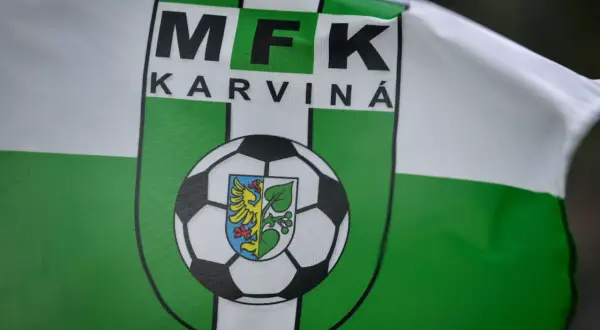 Flaga MFK Karviná z herbem i piłką nożną.