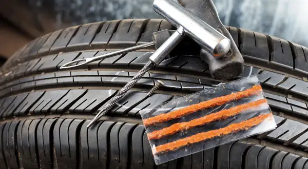 Kit de réparation de pneu sur une roue. Outil pour le dépannage, idéal pour estimer le prix réparation pneu.