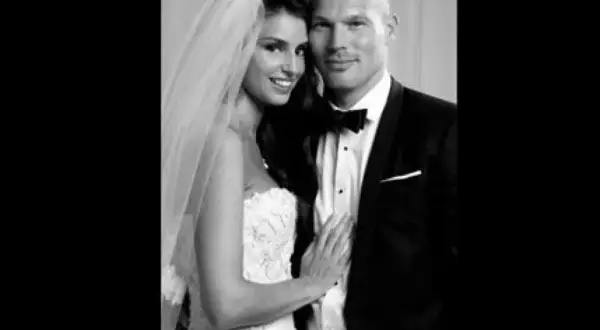 Fredrik Ljungberg och hans familj på bröllopsdagen. Bruden bär en slöja och en vacker klänning, medan brudgummen är klädd i smoking.