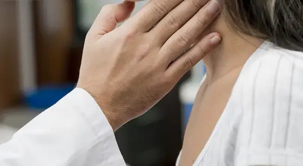 Bezpieczne sposoby na ból gardła przy karmieniu piersią, które działają