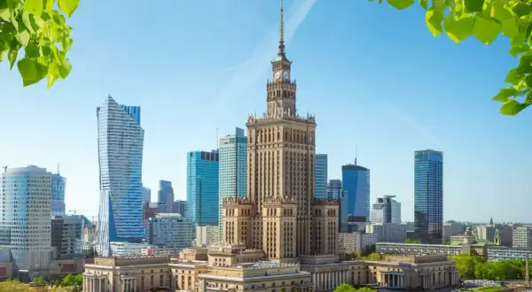Pałac Kultury i Nauki w Warszawie, otoczony nowoczesnymi wieżowcami, oferuje wiele atrakcji dla dzieci.