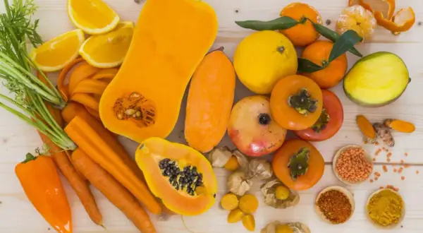 Frutta e verdura arancioni, ricche di beta carotene: carote, zucca, papaya, arance, cachi, mango, peperone.