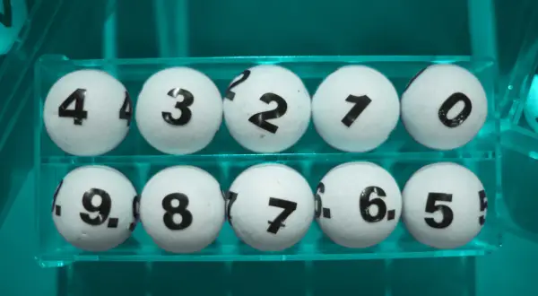 Kulki z numerami 4, 3, 2, 1, 0, 9, 8, 7, 6, 5. Może to podpowiedź, jak grać w totolotka żeby wygrać?