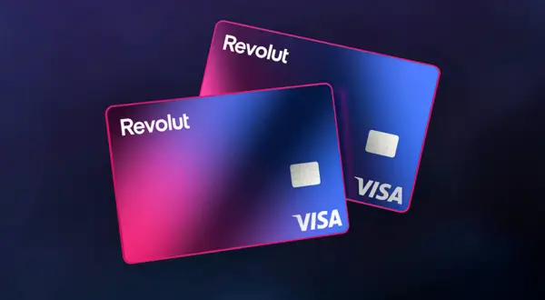 Dwie karty Revolut Visa w gradientach różu i błękitu. Dowiedz się, karta Revolut co to jest i jak działa.
