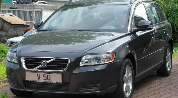 Ciemnoszary Volvo V50 kombi z przodu, z tablicą rejestracyjną "V 50".