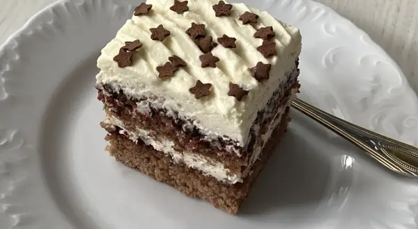 Pyszne ciasto z mascarpone, przełożone kremem i dżemem, ozdobione gwiazdkami. Idealne na deser.
