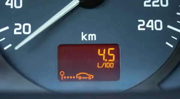 Indicador de consumo de combustible: 4.5 L/100 km. Muestra cómo calcular el consumo de un coche.