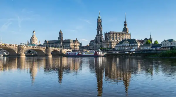 Panorama Drezna z mostem i zabytkowymi budowlami nad Łabą. Idealne miejsce, by zobaczyć, co zwiedzić w Dreźnie.