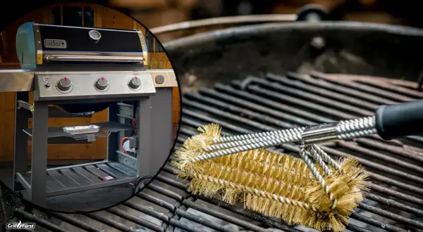 Weber Gasgrill reinigen: Eine Grillbürste aus Messing schrubbt die Roste. Links ist der Grill zu sehen.