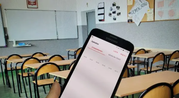 Czy nauczyciel może nagrywać uczniów na lekcji? Sprawdź przepisy i zasady