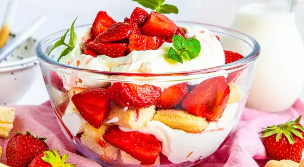 Erdbeer-Trifle im Glas, ein köstliches wilde hilde rezept mit frischen Erdbeeren, Biskuit und Sahne.