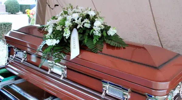 Jak sprawdzić datę pogrzebu w Piłie i uniknąć niepewności