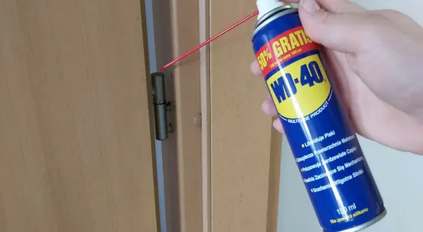 Chcesz wiedzieć, czym smarować skrzypiące drzwi? Użyj WD-40, aby wyciszyć zawiasy i zapewnić płynne działanie.