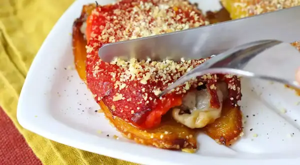 Peperoni ripieni in friggitrice ad aria, dorati e gustosi, pronti per essere gustati.