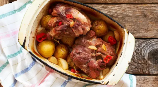 Prosta wieprzowina z piekarnika z ziemniakami, która zachwyci rodzinę