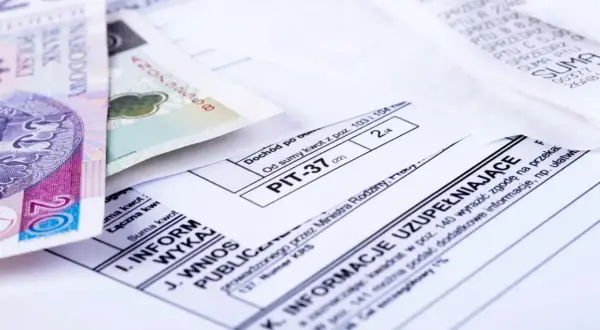 Formularz PIT-37, polskie banknoty i paragony fiskalne.