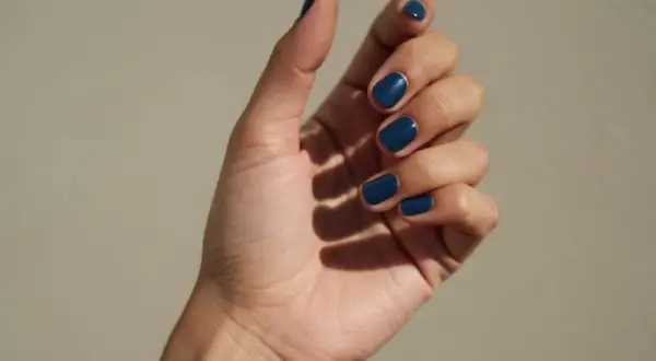 Niebieskie paznokcie: Modny trend czy objaw niedotlenienia?