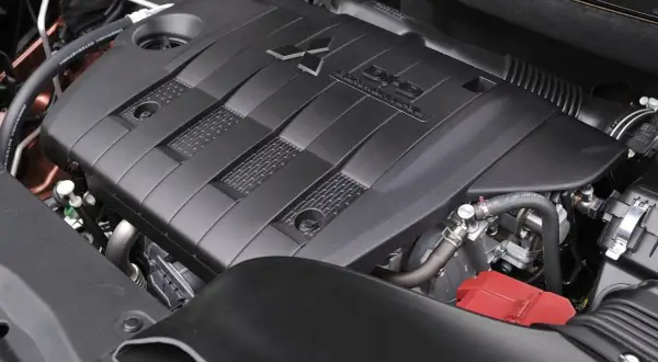 Silnik Mitsubishi Outlander z napisem "DI-D COMMON RAIL" i logo Mitsubishi.