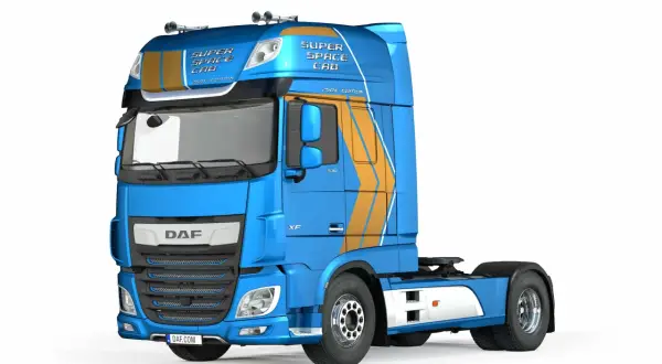 Camion DAF bleu et orange, édition spéciale "Super Space Cab", prêt pour de longues routes.