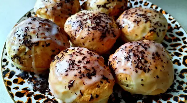 Pyszne, domowe pączki z lukrem i posypką czekoladową. To najlepszy przepis na pączki, jaki kiedykolwiek próbowałem!