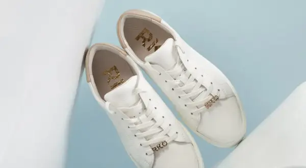 Białe buty sneakersy, co to znaczy? Stylowe, skórzane, z złotymi detalami RKO.
