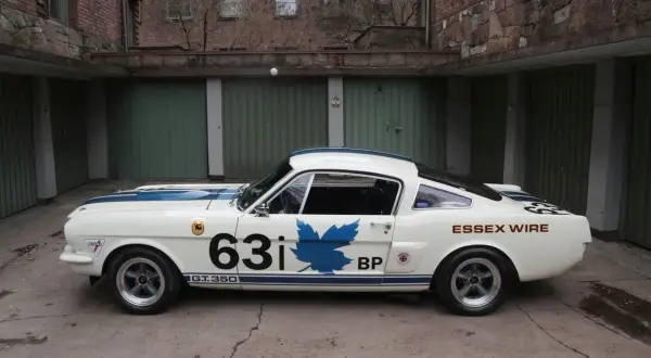 Vit Shelby GT350 med blåa ränder och nummer 63i. Bilen har texten "ESSEX WIRE" på bakskärmen.