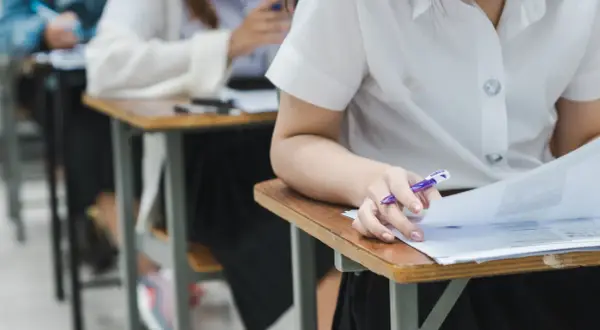 Uczniowie piszą egzamin. Zastanawiasz się, ile punktów można zdobyć na maturze z polskiego?
