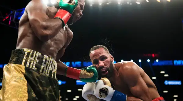 Boxaren Badou Jack tar emot en smäll i ansiktet under en intensiv match.