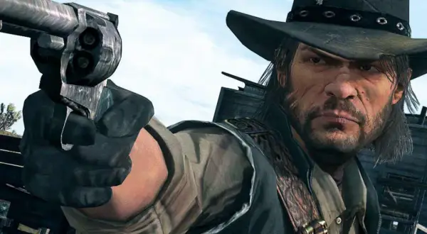 John Marston z RDR1 remaster celuje z rewolweru, gotów do akcji na Dzikim Zachodzie.