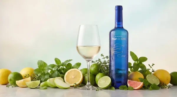 Orzeźwiające, kwaśne wino Mar de Ons Albariño, otoczone cytrusami, jabłkami i ziołami, zapowiada letnie orzeźwienie.