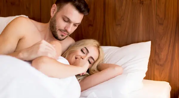 Pieszczoty w małżeństwie czy to grzech? Odkryj prawdę o intymności