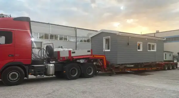 Transport domu drewnianego w całości. Cena za taki transport jest zależna od wielu czynników, ale efekt końcowy jest wart każdej złotówki.