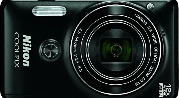 Czarny aparat Nikon Coolpix z obiektywem NIKKOR 12x. Idealny do uchwycenia wspomnień dzięki funkcji SnapBridge.