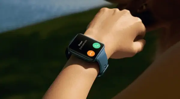 Reloj inteligente con pantalla táctil, similar a un Apple Watch, pero compatible con Android. Muestra una llamada entrante con opciones para aceptar o rechazar.