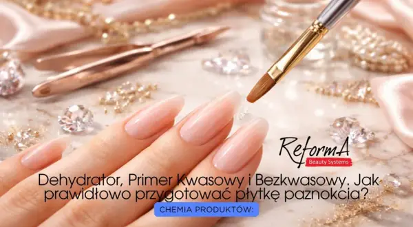 Dłonie z idealnym manicure, pędzelek z żelem. Dowiedz się, czy wybrać primer kwasowy czy bezkwasowy do przygotowania paznokci.